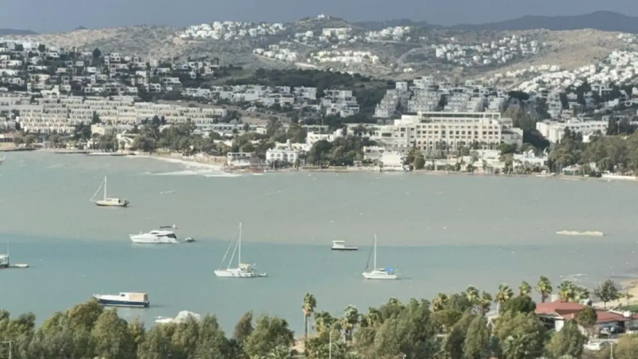 Denizin rengi keskin bir çizgiyle değişti! Bodrum sahillerinde şaşkınlık yaratan manzara 4