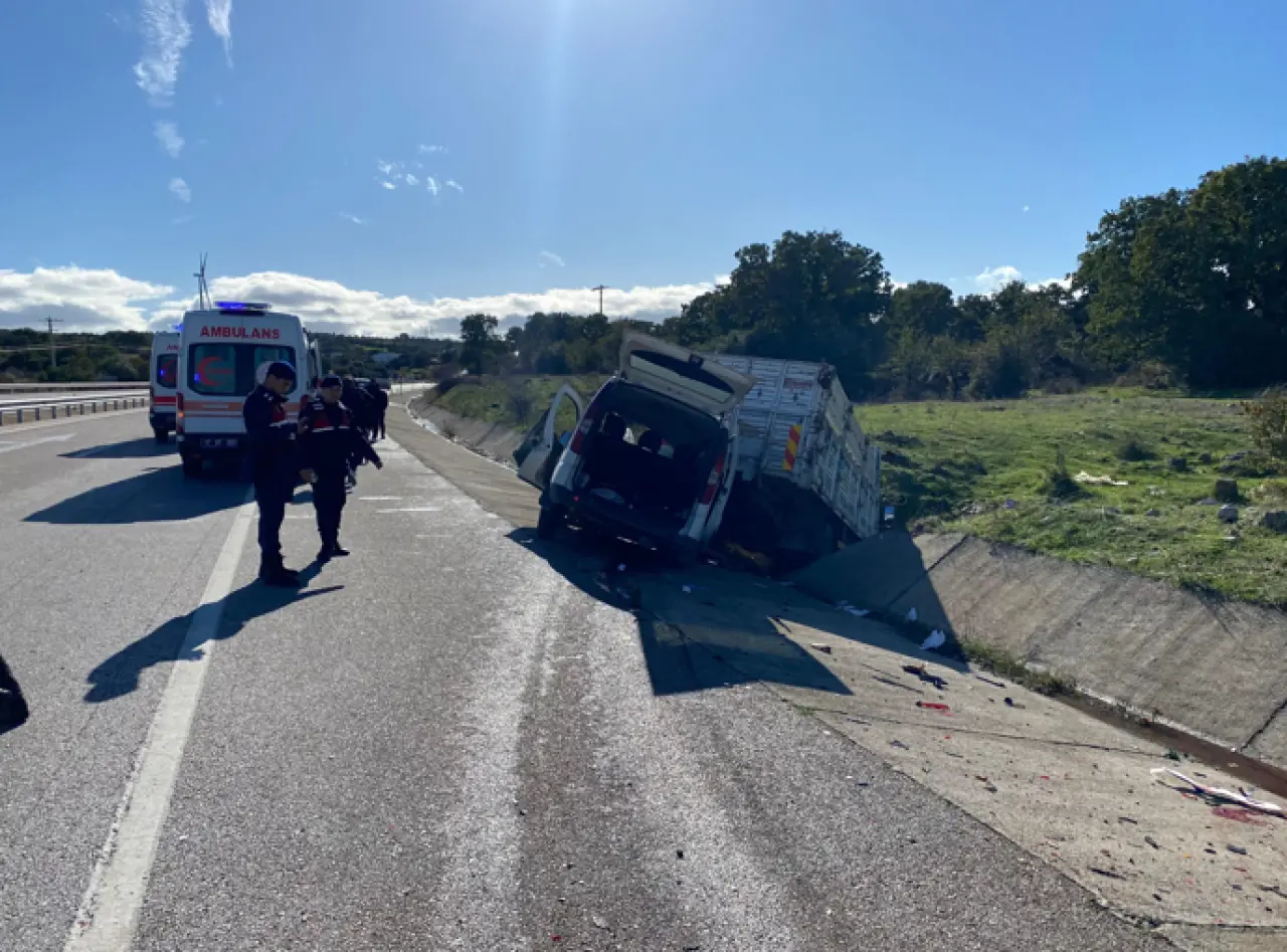 Ayvacık yolunda can pazarı! Ticari araç kamyonete çarptı 4