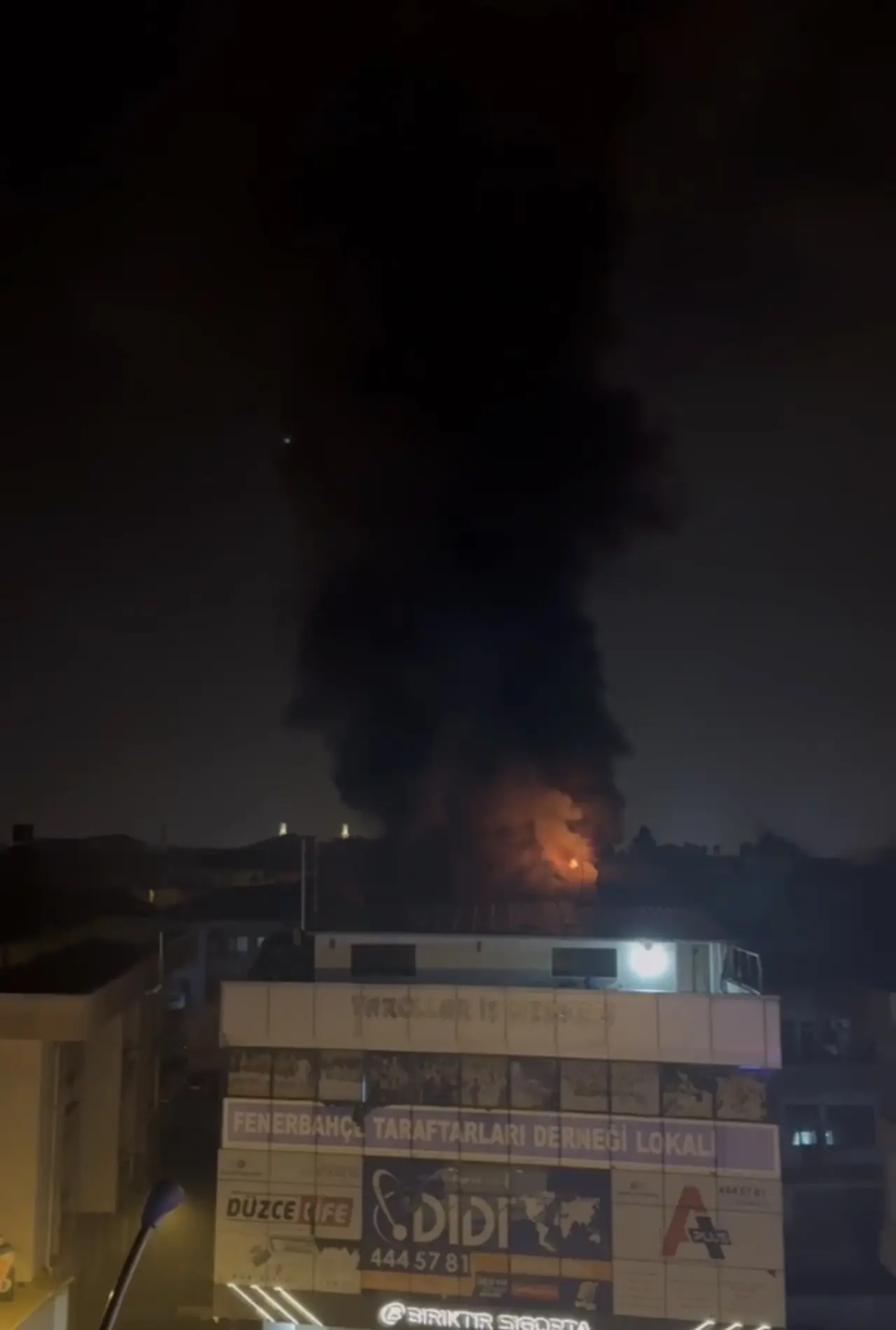 Düzce’de çatı yangını: İş merkezi kullanılamaz hale geldi 3