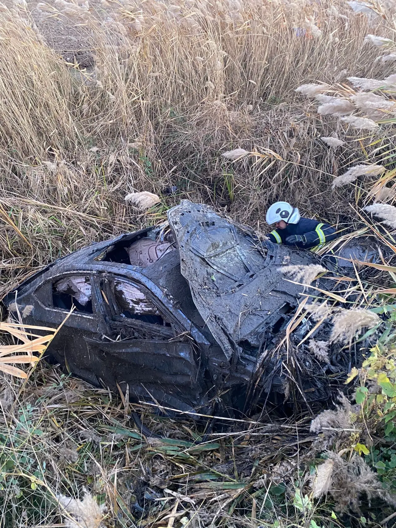 Niksar’da feci kaza! Tarlaya devrilen otomobil can aldı 1