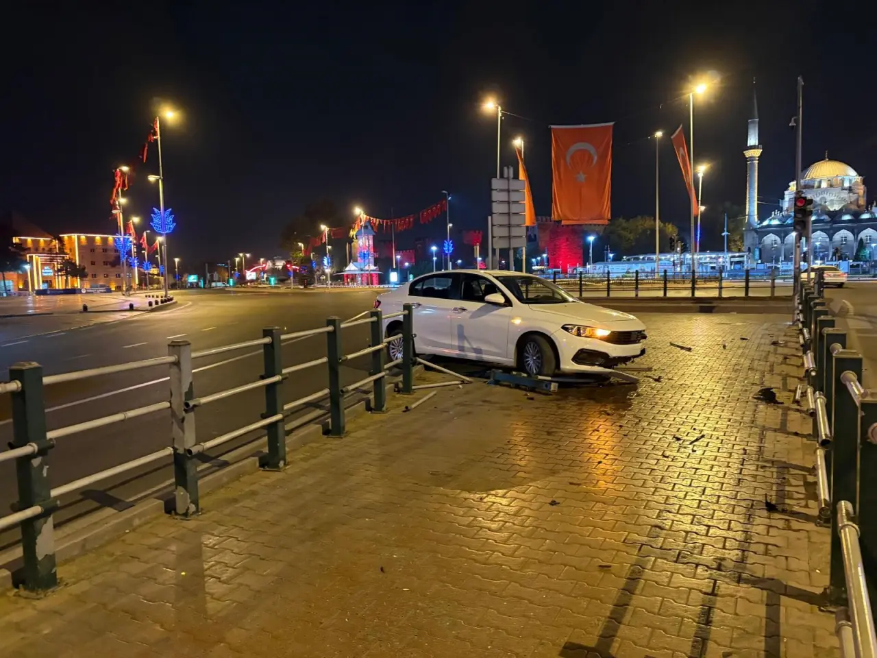 Uykusuzluk kaza getirdi: Bariyerleri aşarak yaya yoluna daldı 2