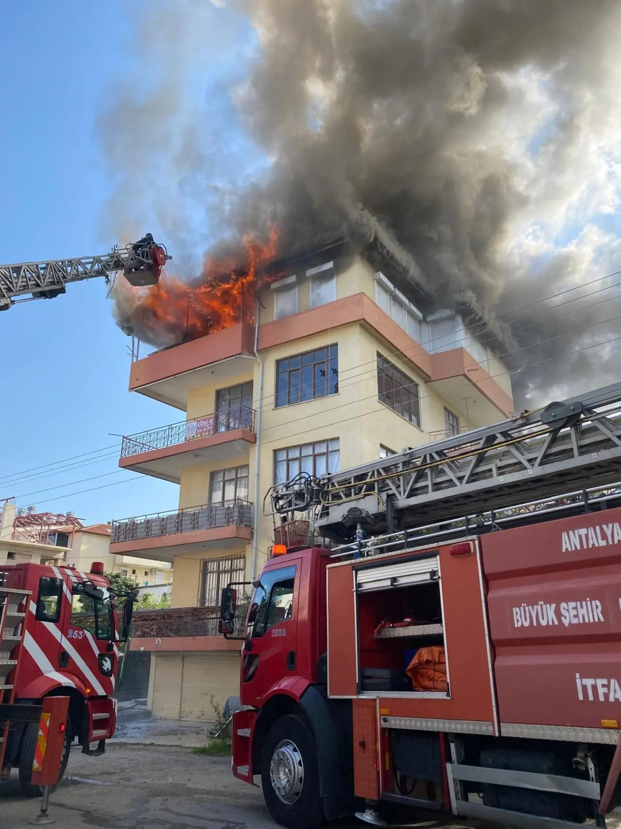Anne ekmek almaya gitti, çocukları yangında mahsur kaldı 1