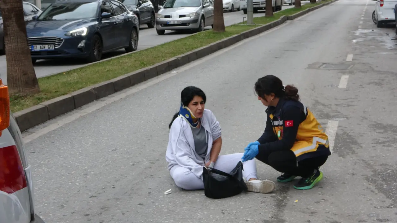 Antalya’da korkutan kaza! Motosiklet yola savruldu 3