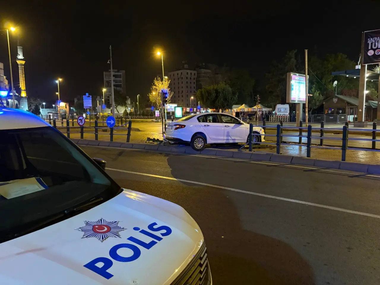 Uykusuzluk kaza getirdi: Bariyerleri aşarak yaya yoluna daldı 3