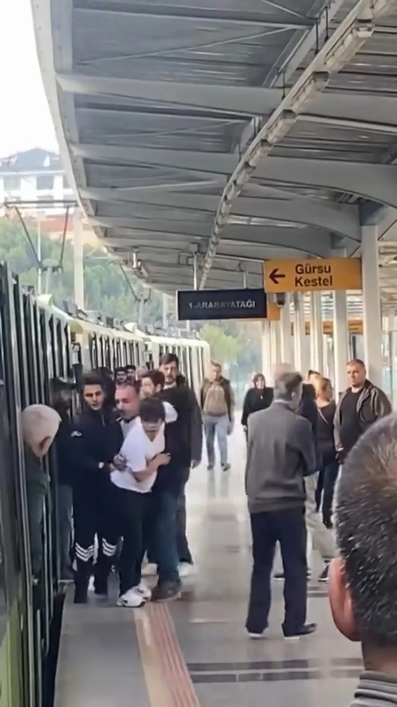 Metroda koltuk kavgası büyüdü: Küfürler havada uçuştu! 1