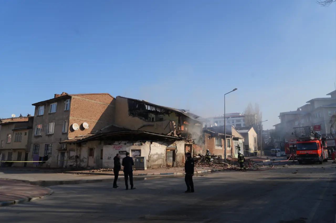 Erzurum'da doğal gaz patlaması mahalleyi sarstı! 8