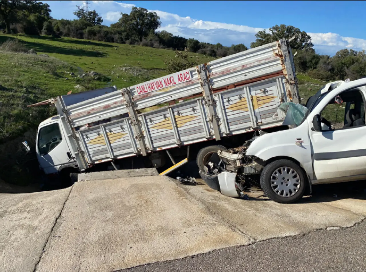 Ayvacık yolunda can pazarı! Ticari araç kamyonete çarptı 1