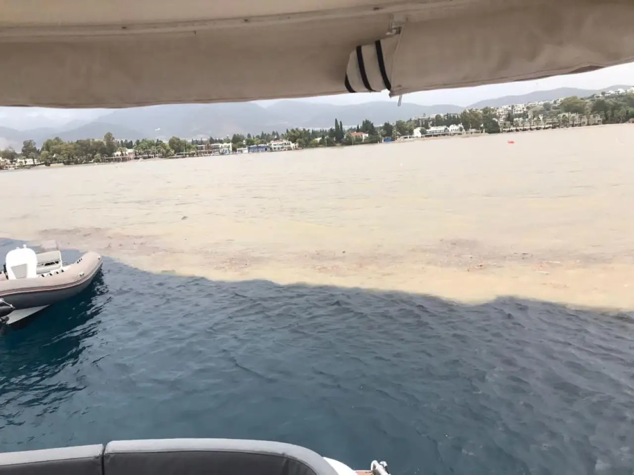 Denizin rengi keskin bir çizgiyle değişti! Bodrum sahillerinde şaşkınlık yaratan manzara 1