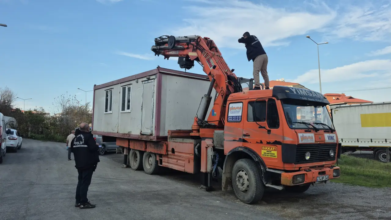 Dorseye çıktı, dengesini kaybedip beton zemine çakıldı! 2