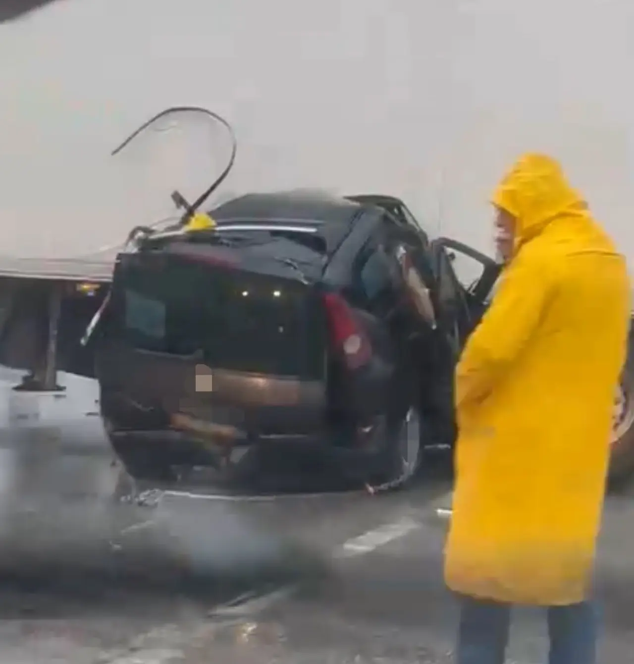 Akhisar yolunda ölümcül çarpışma! Araç tırın altında kaldı 4