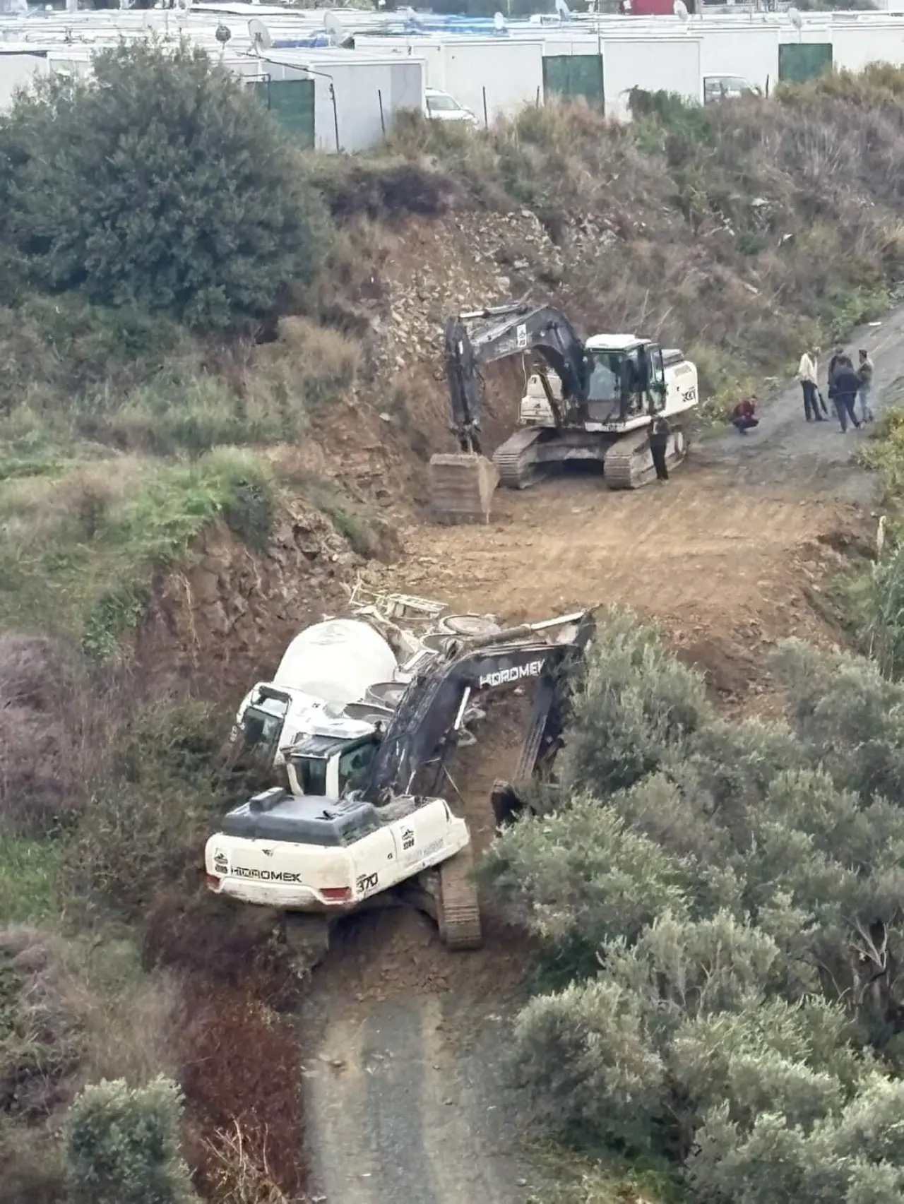 Kaygan zeminde feci devrilme: Beton mikseri yola kapandı 1