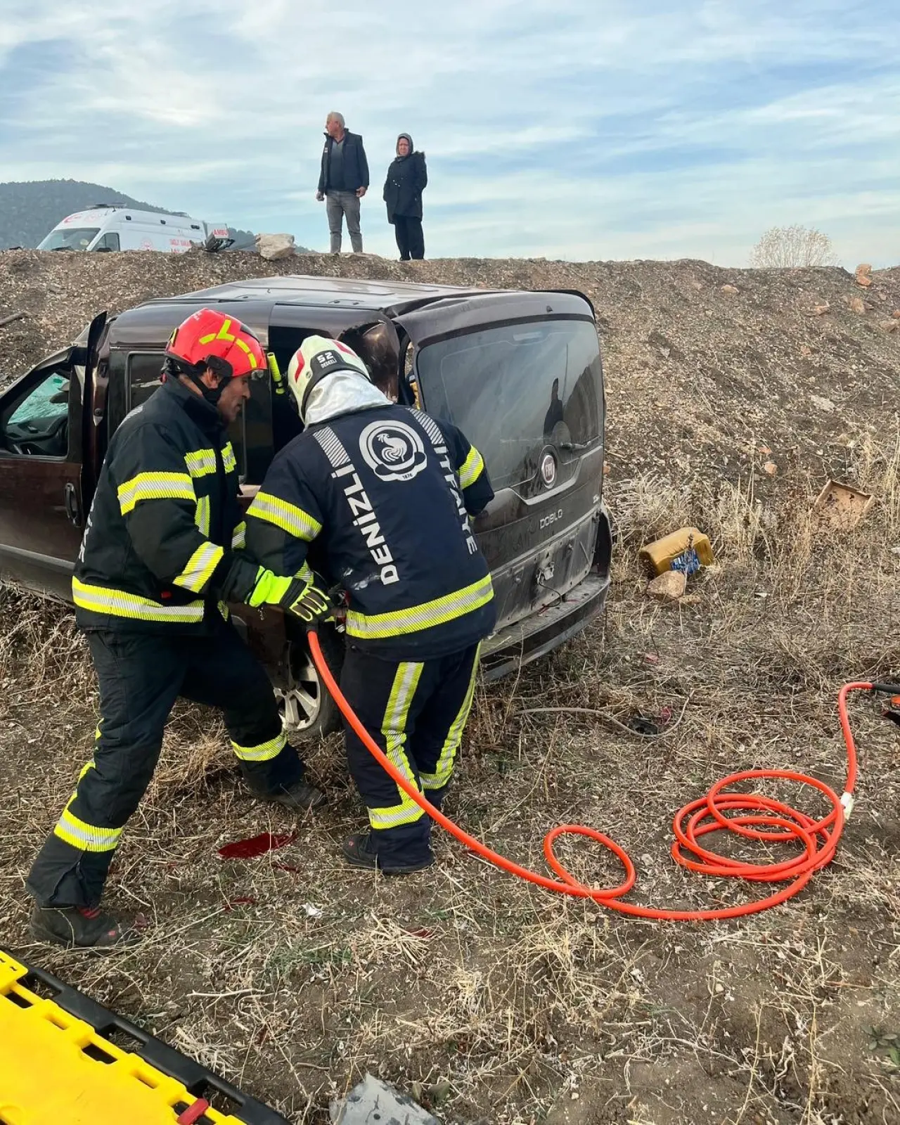 Tavas’ta dehşet anları! Otomobil yoldan fırlayıp tarlaya çakıldı 1