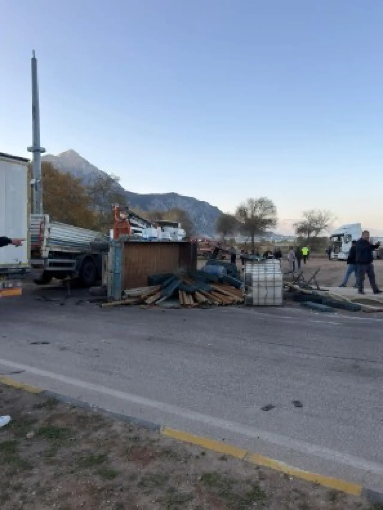 Sanayi Kavşağı’nda iki tır çarpıştı: Ortalık savaş alanına döndü! 2