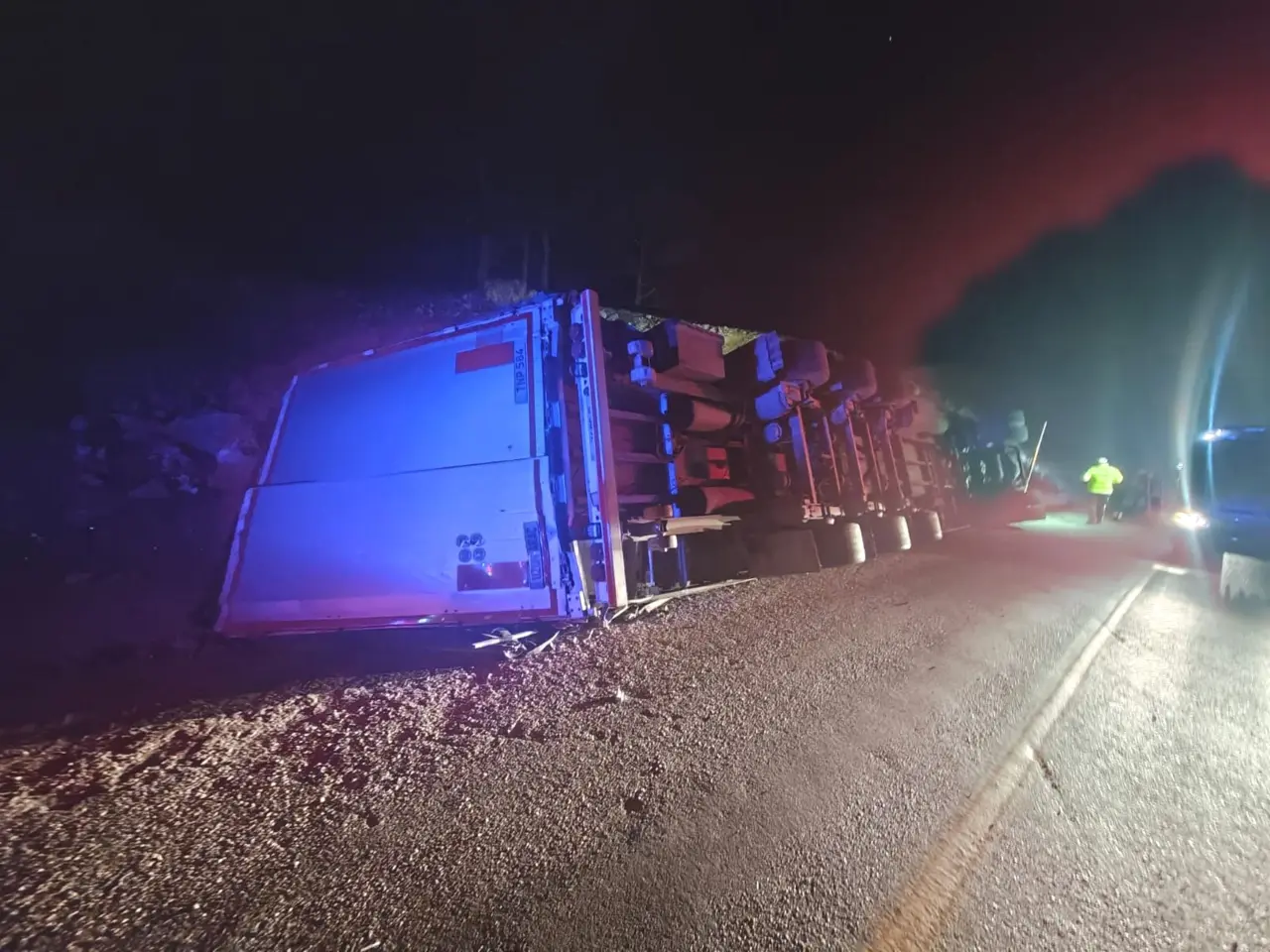 Mut-Karaman yolunda can pazarı! Tır şarampole yuvarlandı 3