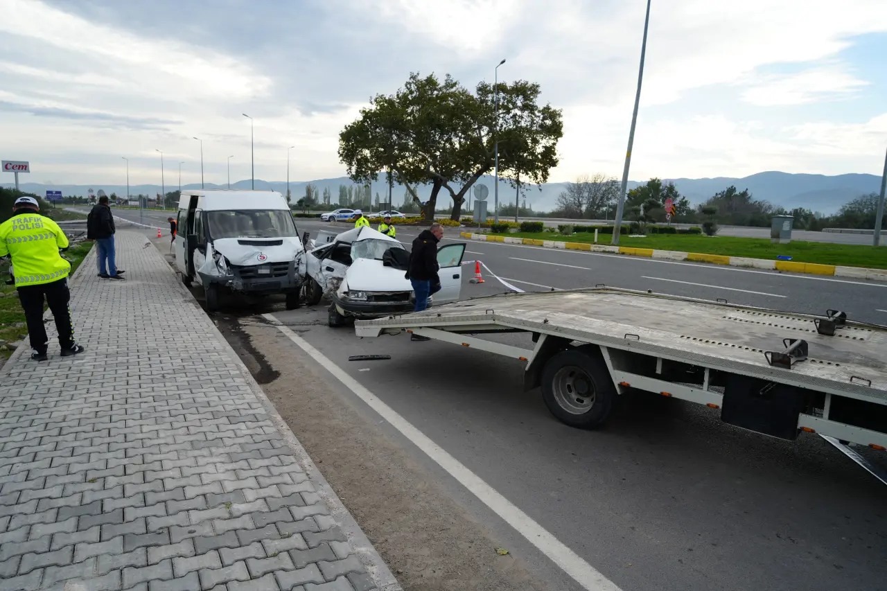 Balıkesir’de kavşakta feci kaza: 1 ölü, 4 yaralı 3