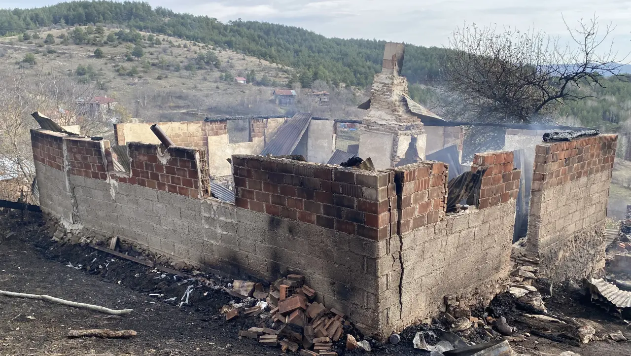 Kastamonu’da bir ev küle döndü! İçeriden gelen haber yürek burktu 2
