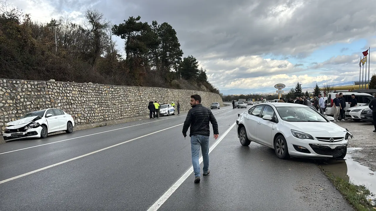 Bolu yolunda çarpışma silsilesi: Araçlar birbirine girdi 5