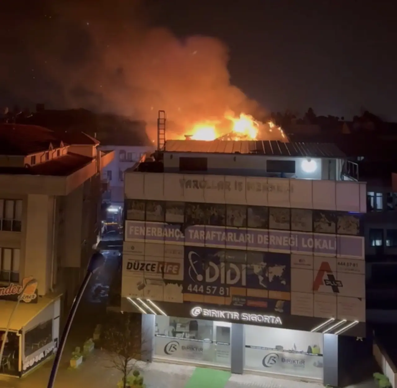 Düzce’de çatı yangını: İş merkezi kullanılamaz hale geldi 1