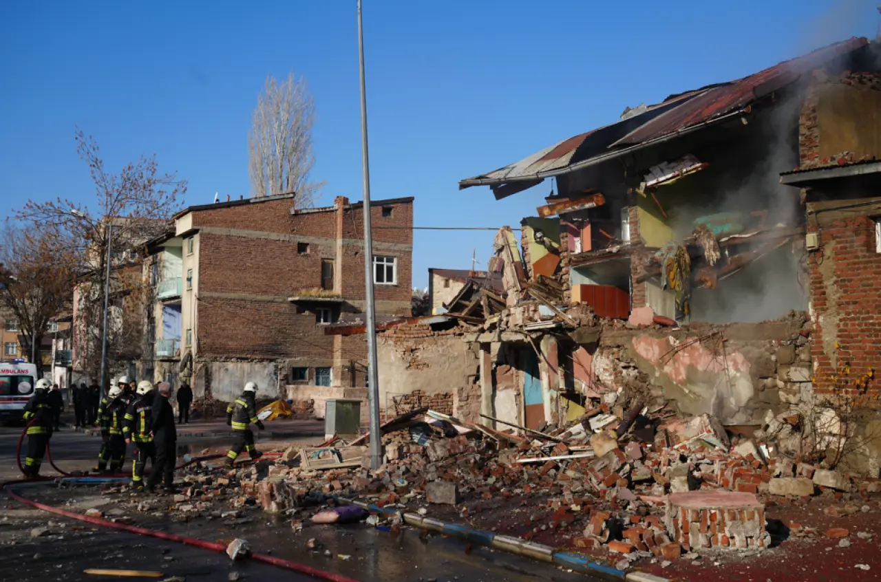 Erzurum'da doğal gaz patlaması mahalleyi sarstı! 5