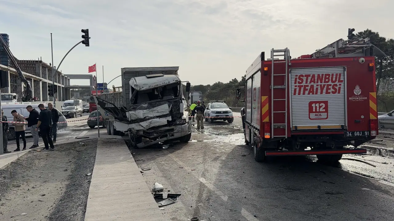 Arnavutköy’de kamyonlar birbirine girdi! Yol savaş alanına döndü 2