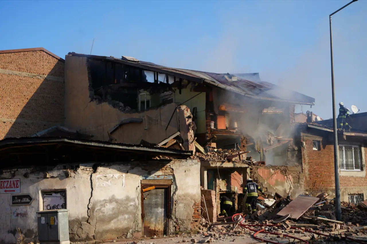 Erzurum'da doğal gaz patlaması mahalleyi sarstı! 6