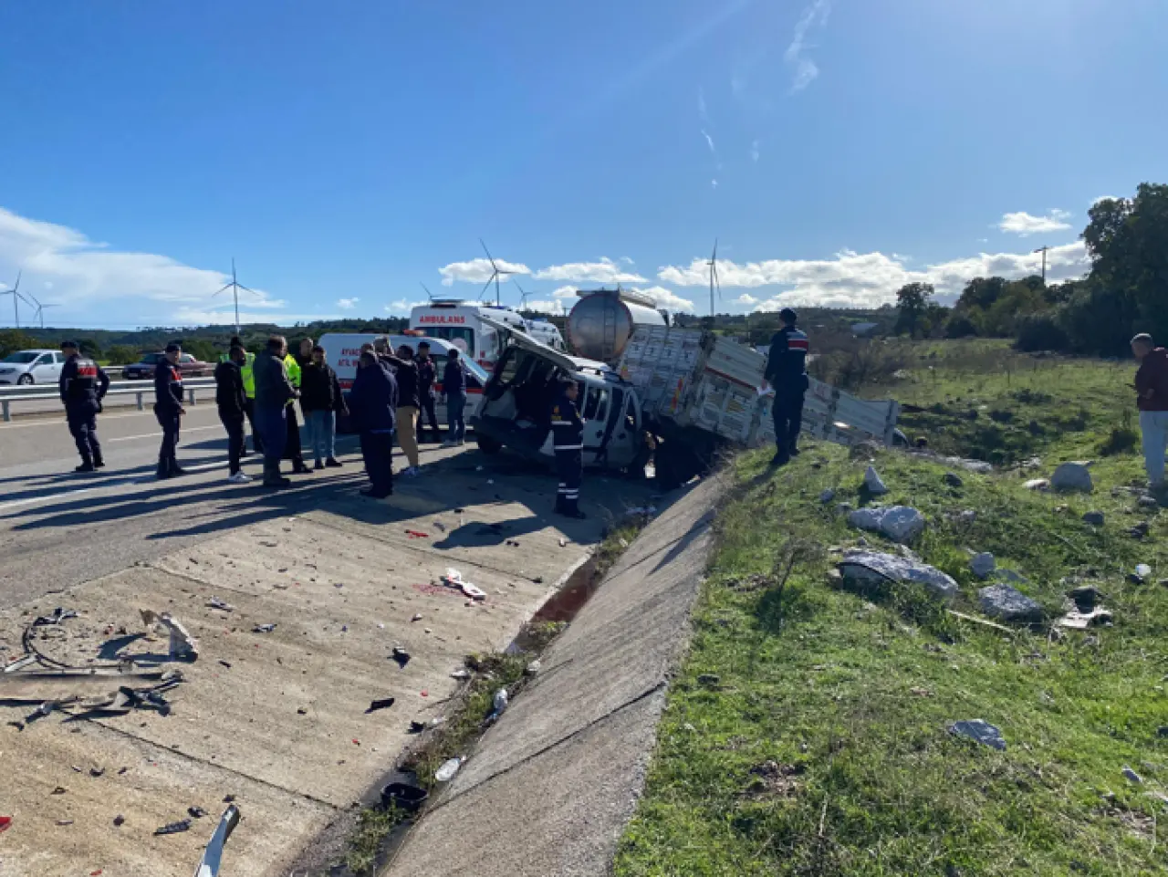 Ayvacık yolunda can pazarı! Ticari araç kamyonete çarptı 2