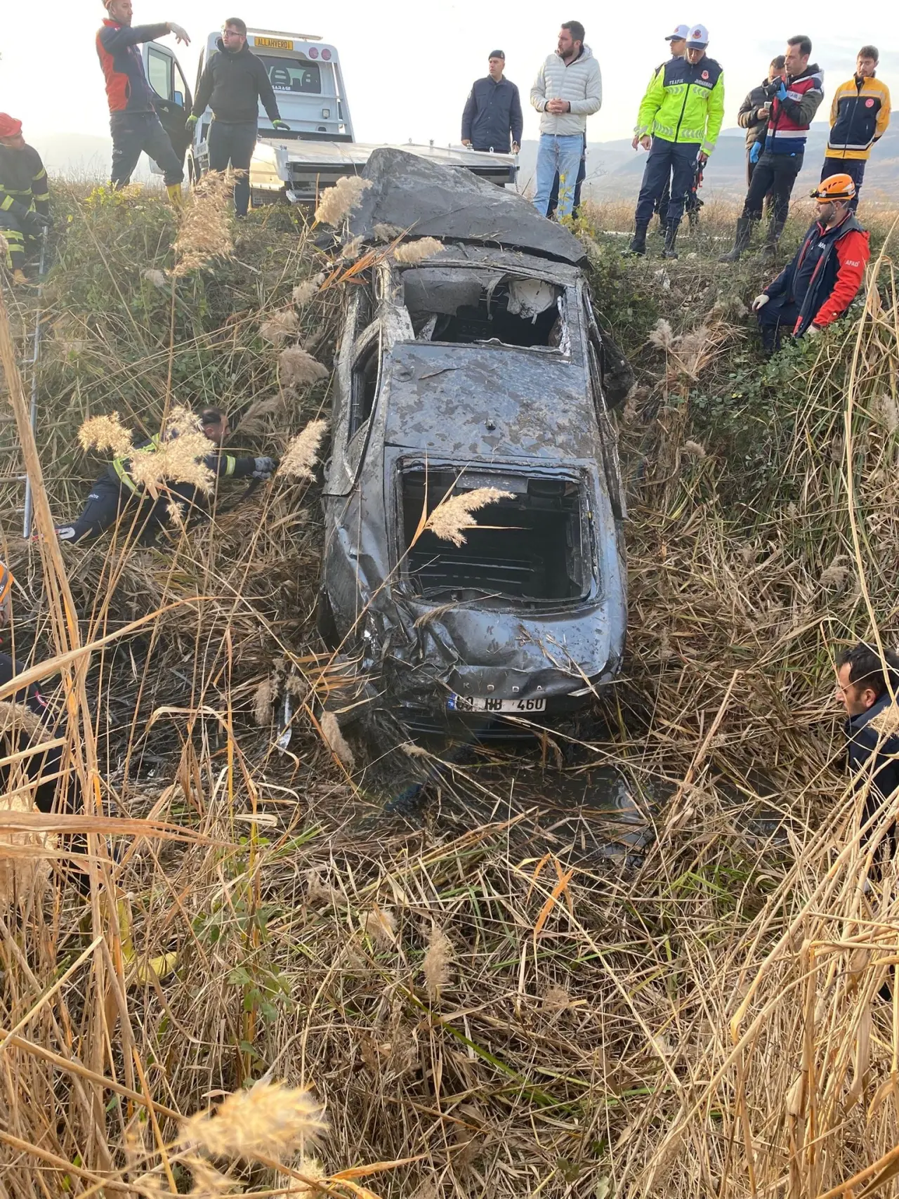 Niksar’da feci kaza! Tarlaya devrilen otomobil can aldı 2