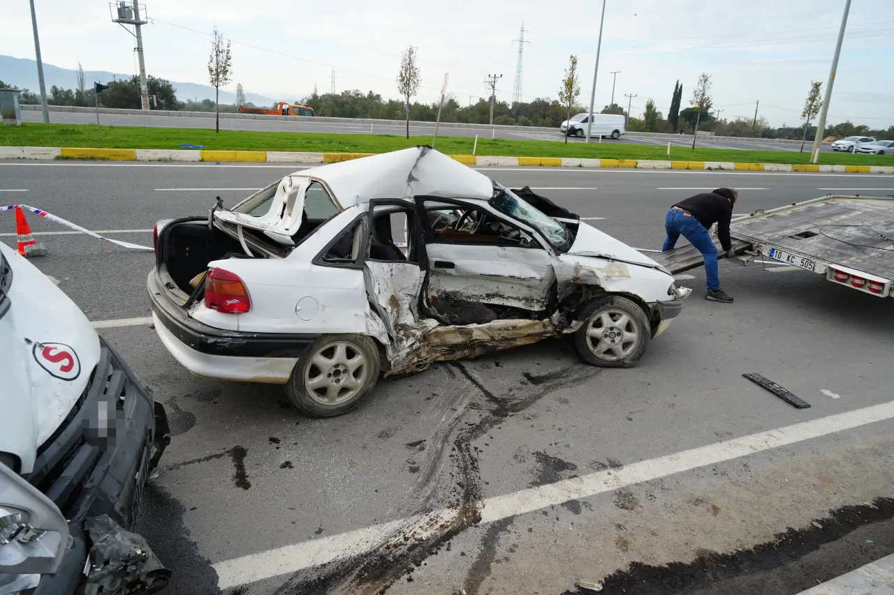 Balıkesir’de kavşakta feci kaza: 1 ölü, 4 yaralı 2