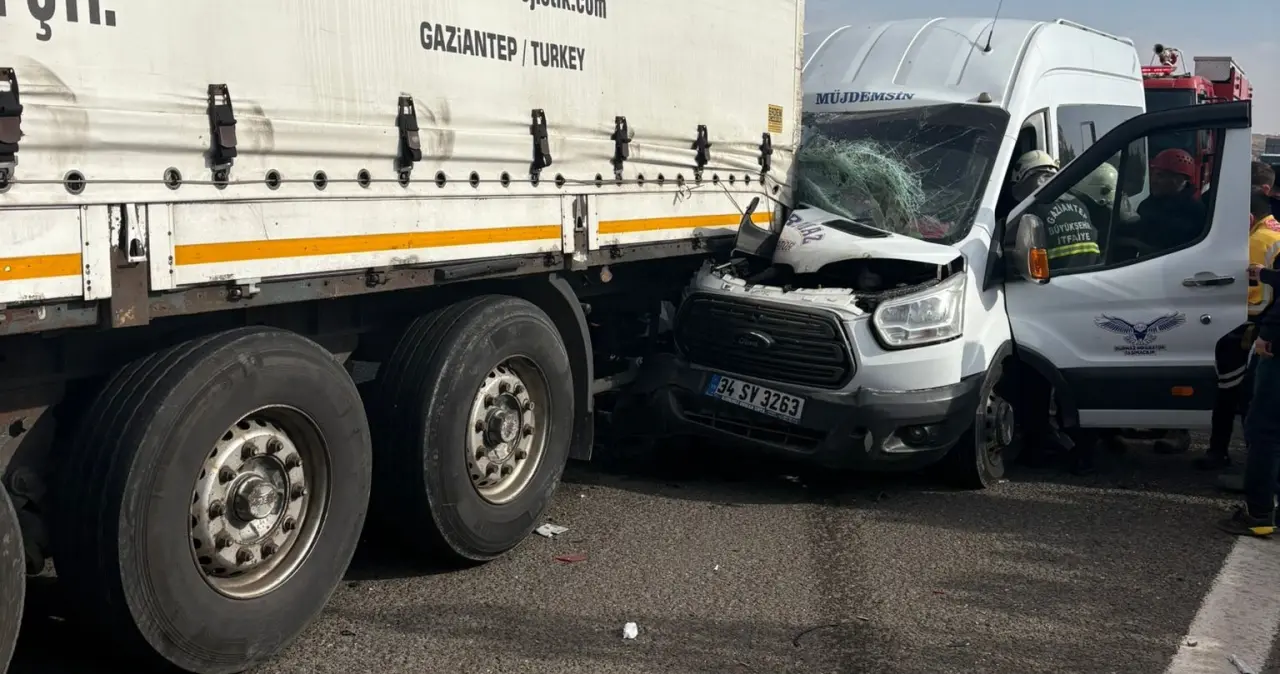 Gaziantep'te dehşet anı! Minibüs tıra arkadan çarptı 2
