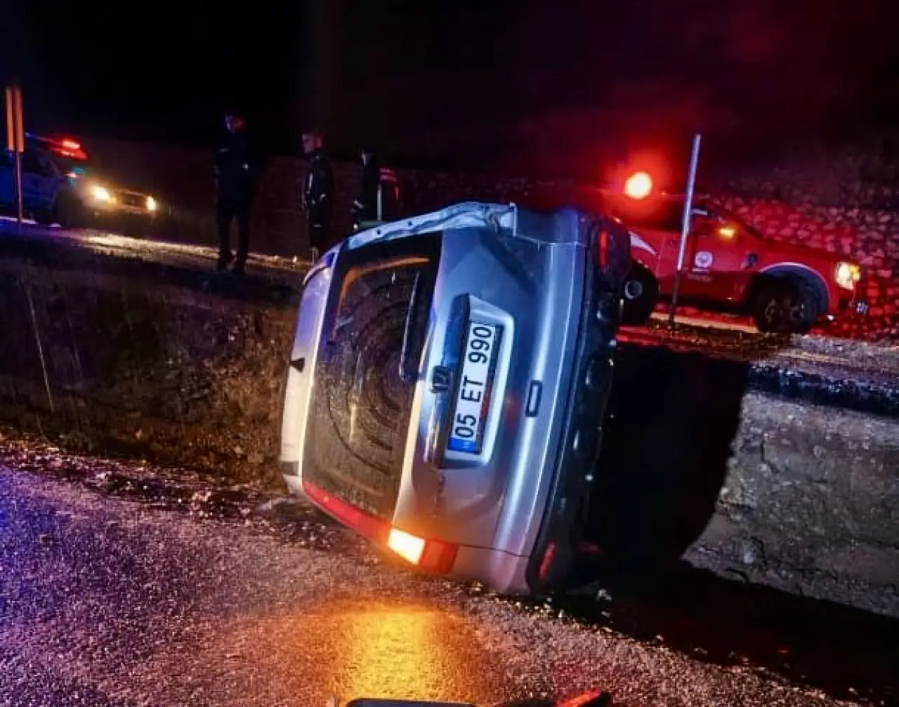 Yağışlı yolda viraj kabusu! Otomobil yan yattı 3