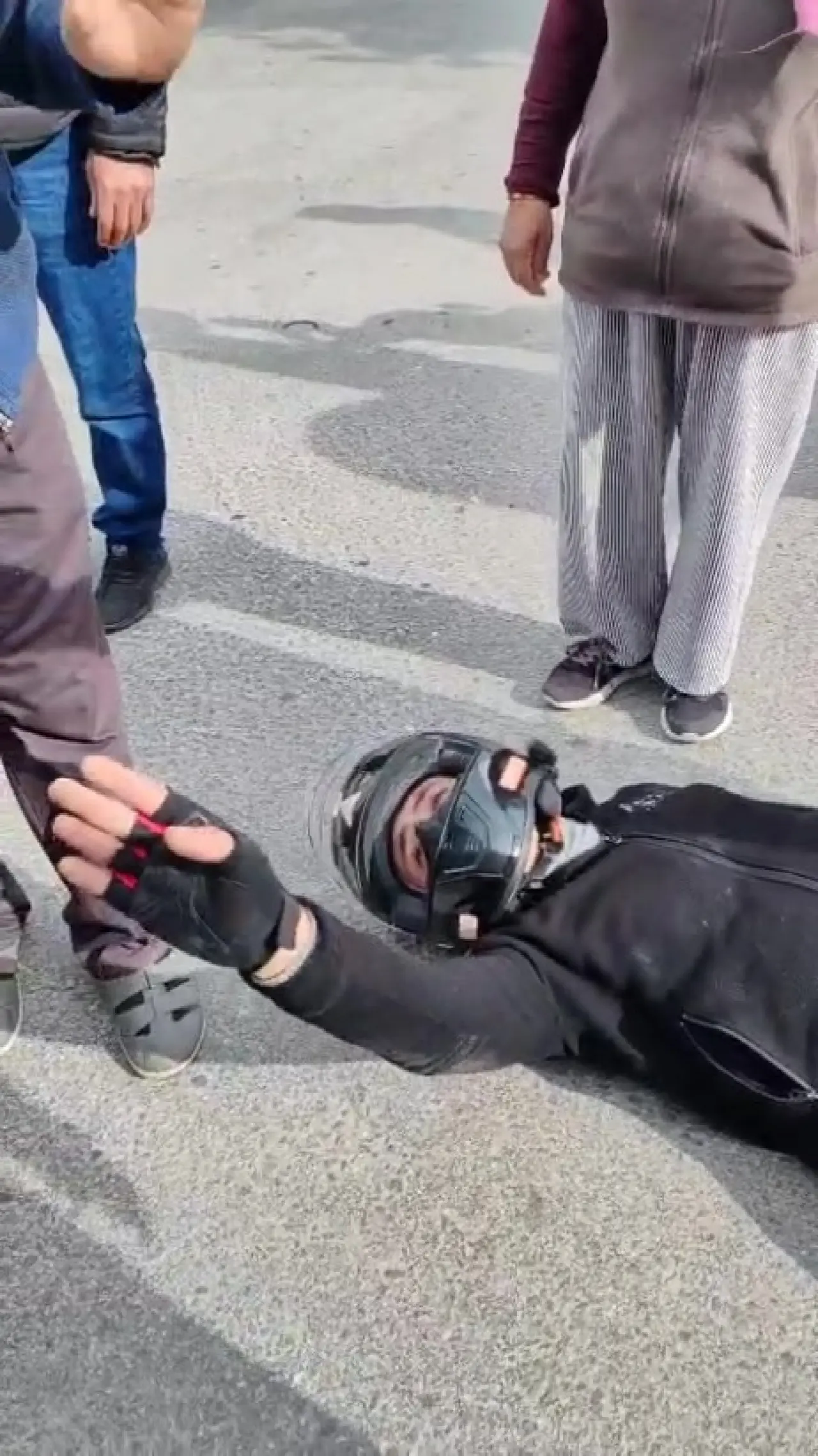 Acı içindeydi ama önceliği kendisi olmadı! Herkesi duygulandıran o anlar 1