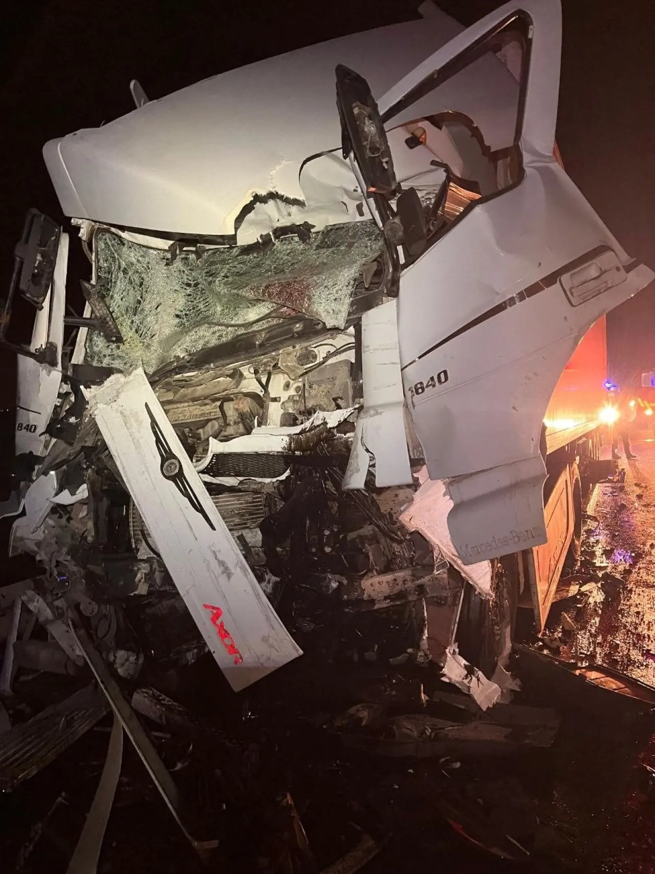 Adana’da korkunç çarpışma! Tır park halindeki otobüse daldı 3