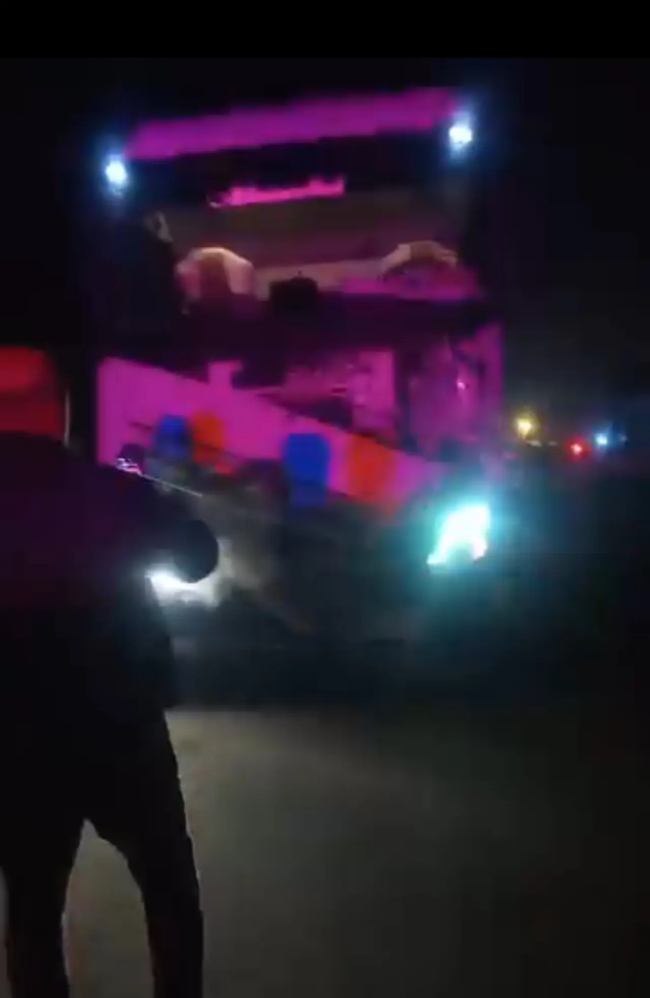 Trafiği bir anda felç eden kaza! Tır ve minibüs kafa kafaya geldi 4