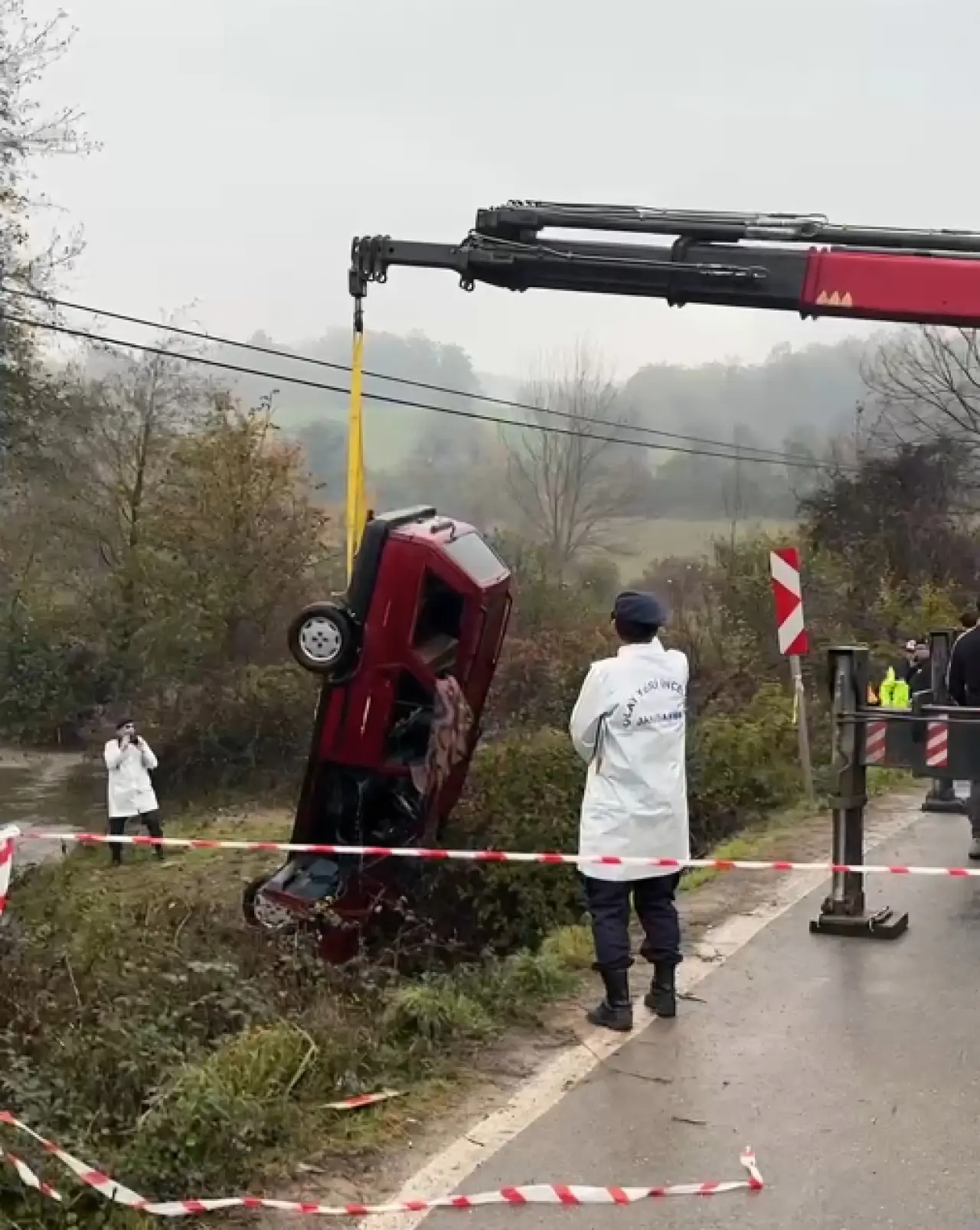 Bartın'da yağışlı yolda dehşet! Otomobil dereye uçtu 2
