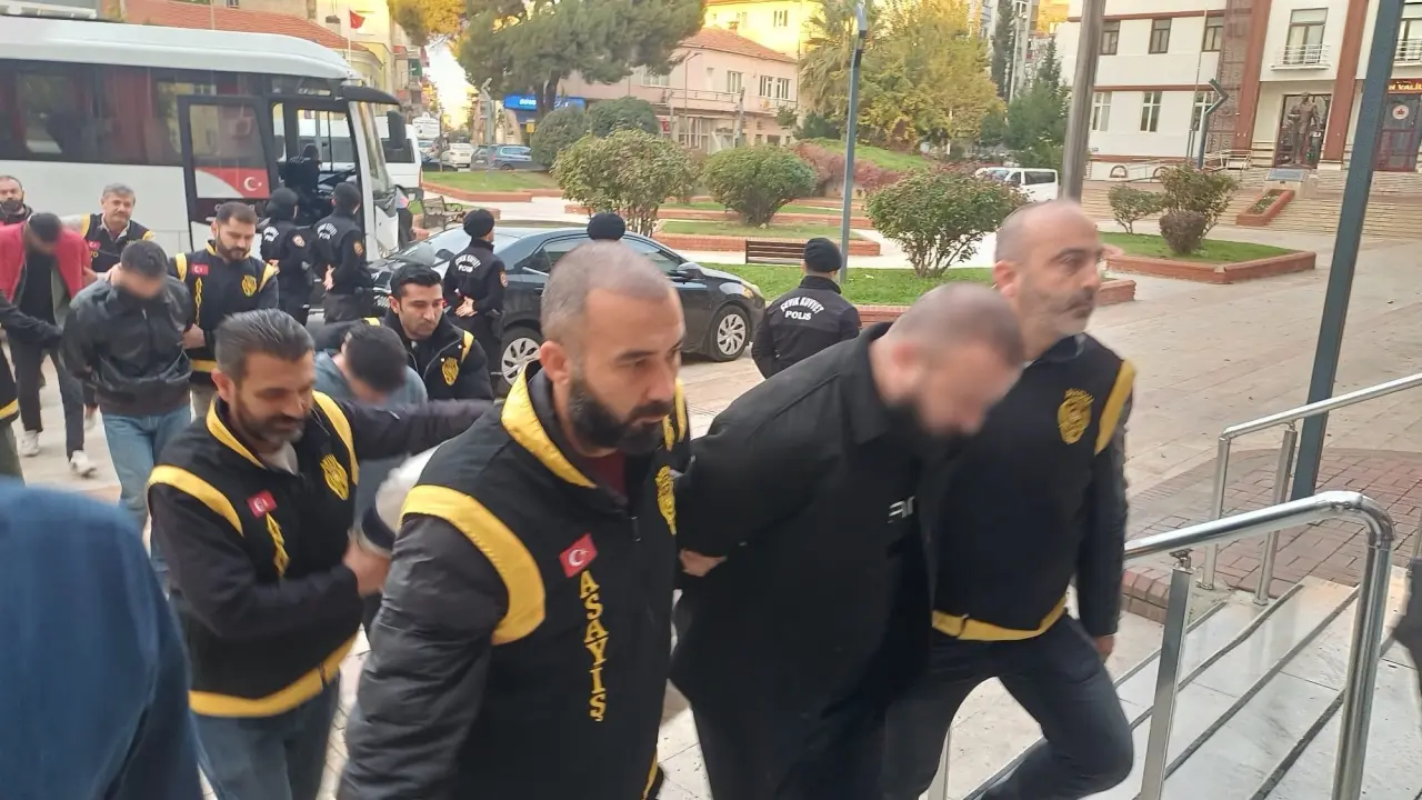 İnternette lüks araç satışı tuzağı! Ön ödeme vaadiyle kandırıldılar 4