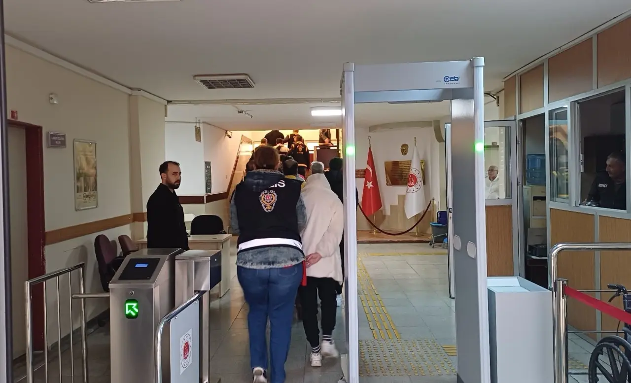 İnternette lüks araç satışı tuzağı! Ön ödeme vaadiyle kandırıldılar 3