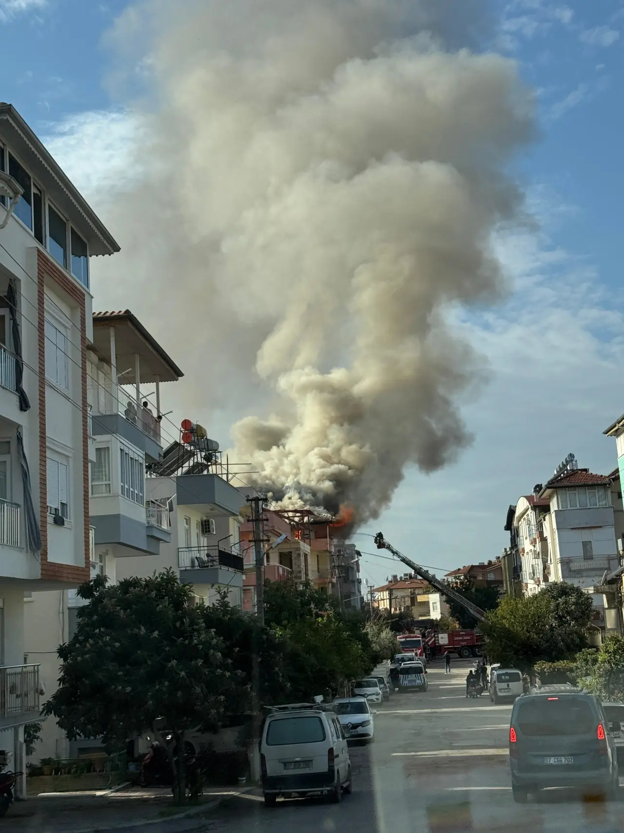 Anne ekmek almaya gitti, çocukları yangında mahsur kaldı 4