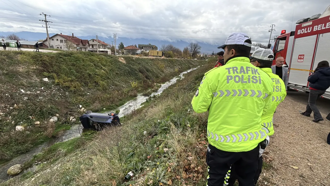 Bolu'da korkunç kaza anı! Kontrolden çıkan araç dereye uçtu 4
