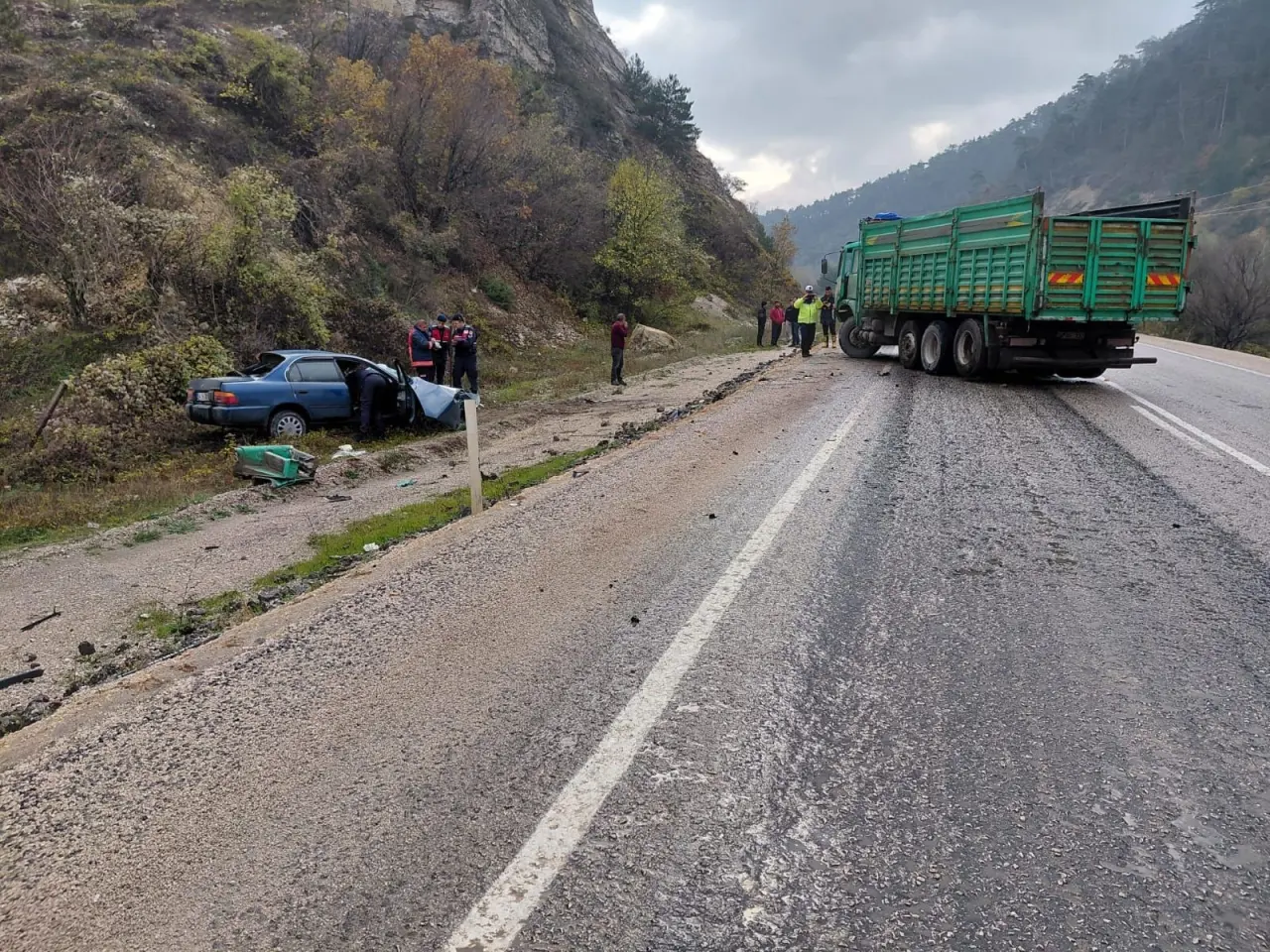 Bolu’da korkunç kaza: Kamyonun çarptığı otomobilde can pazarı 3