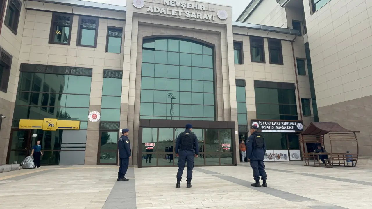 Adliye Önünde Pompalı Tüfek Alarmı! 3