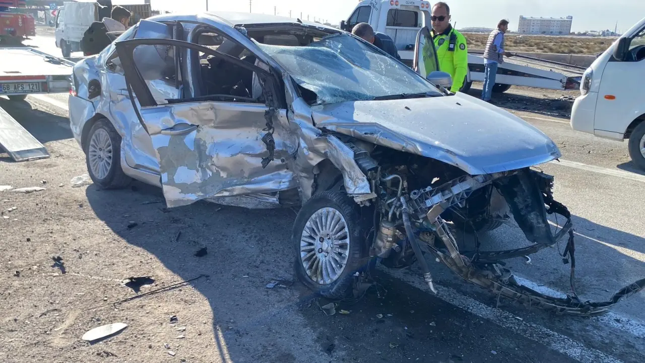 Aksaray’da feci çarpışma: İki otomobil paramparça oldu! 2