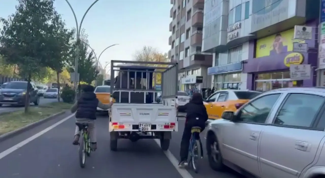 Diyarbakır’da bisikletli çocukların tehlikeli yolculuğu! 1