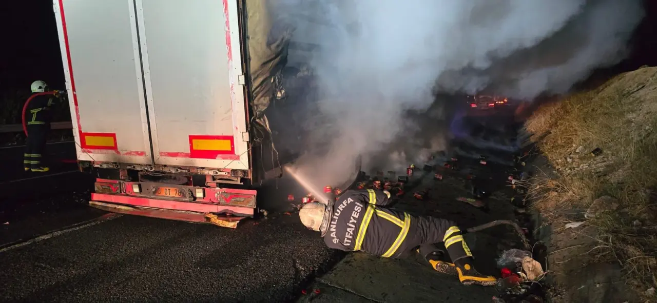 Karanlık yolda alev alev yanan tır dehşet yarattı! 2