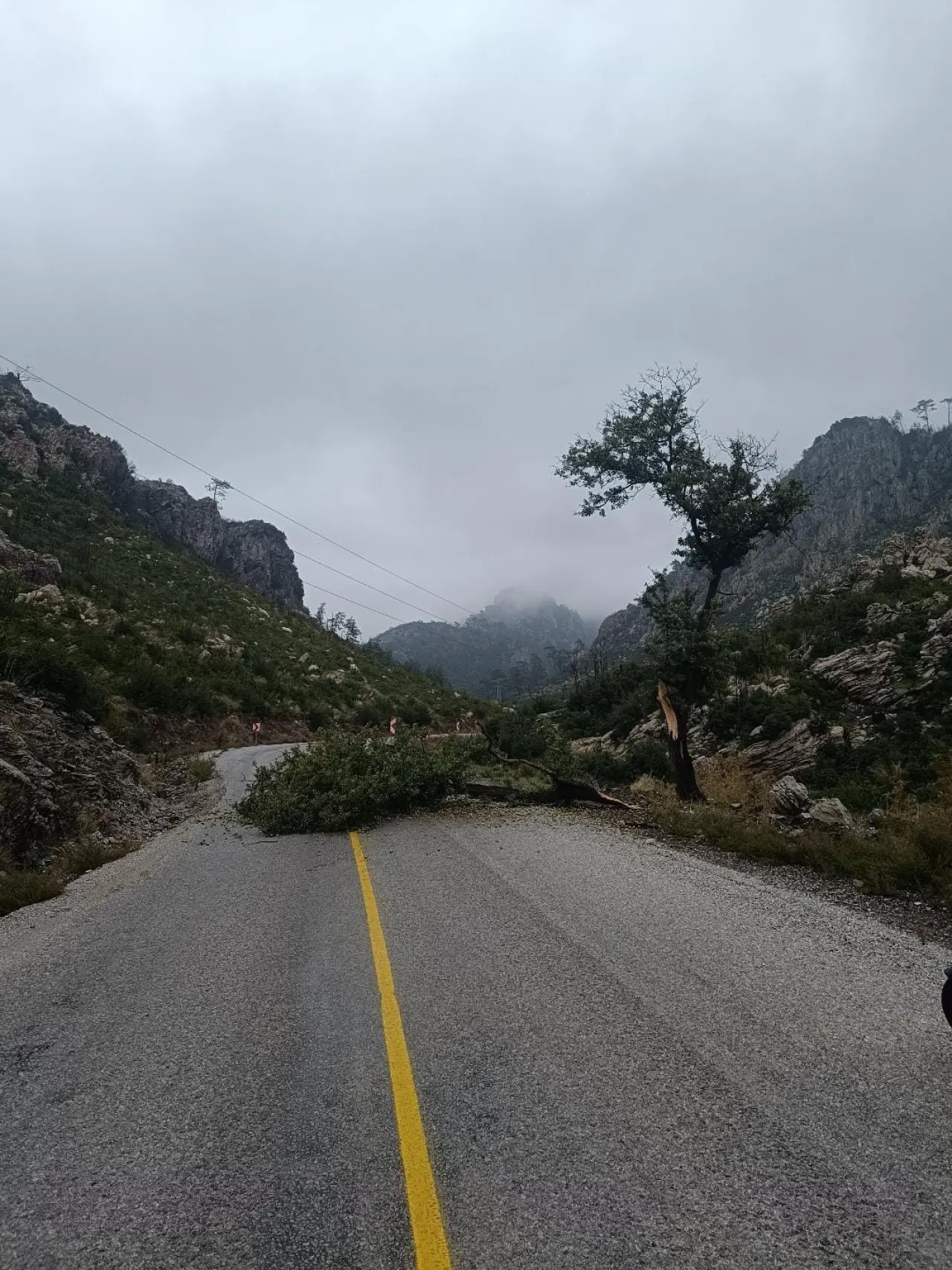 Kuvvetli fırtına Marmaris’i felç etti! Yelkenliler karaya oturdu 6