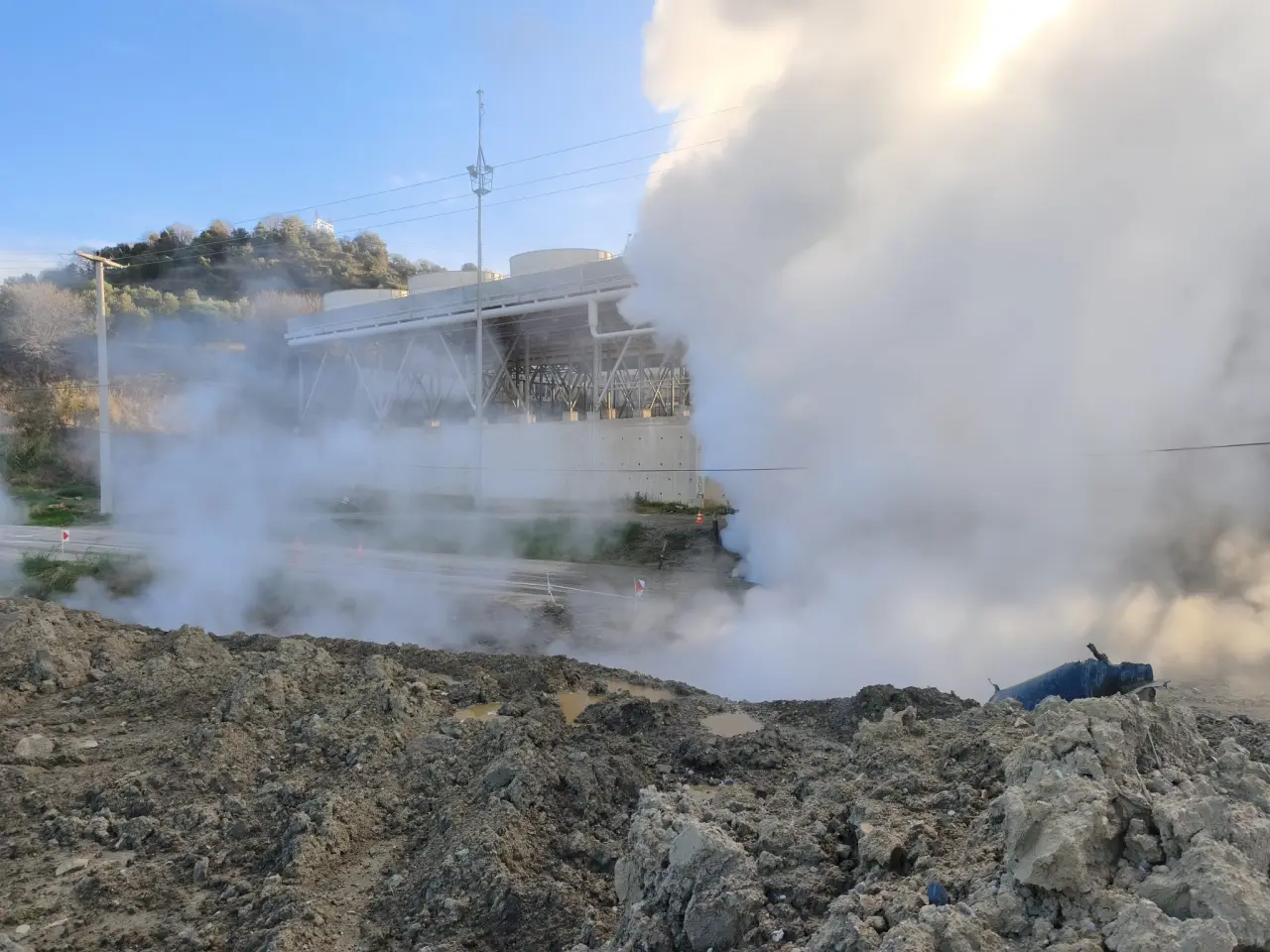Germencik’te jeotermal patlama! Yol göle döndü 3