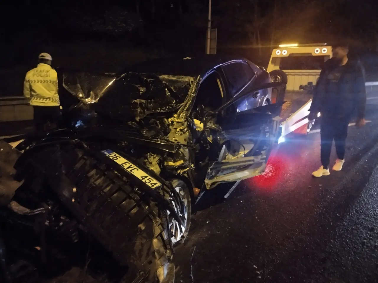 TEM’de dehşet! Otomobil meyve yüklü kamyonete çarptı 5