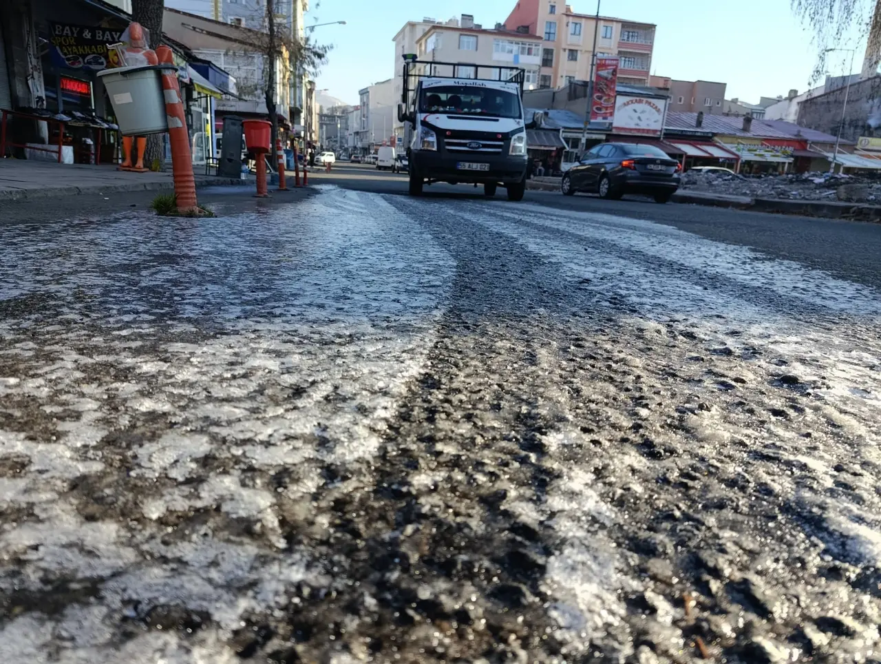 Kars’ta eksi 13 şoku! Araçların camları buz tuttu 5