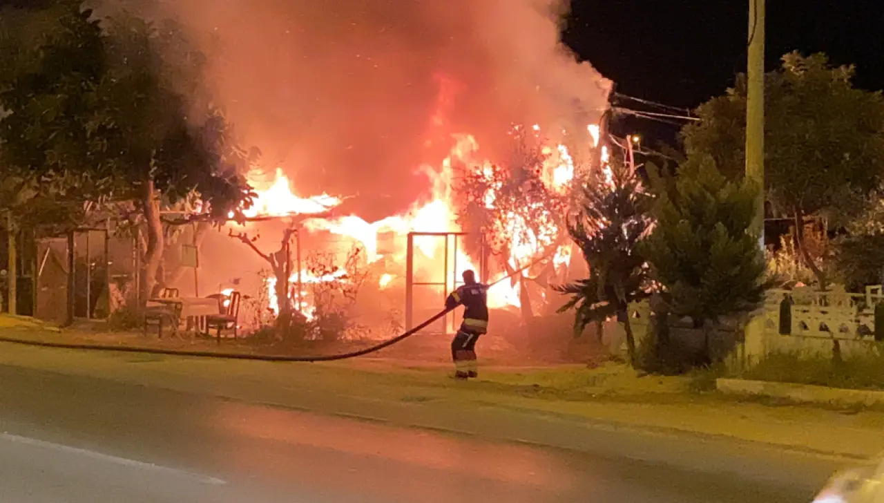 Mersin'de ahşap baraka alev alev yandı: Komşular dehşeti anlattı! 1