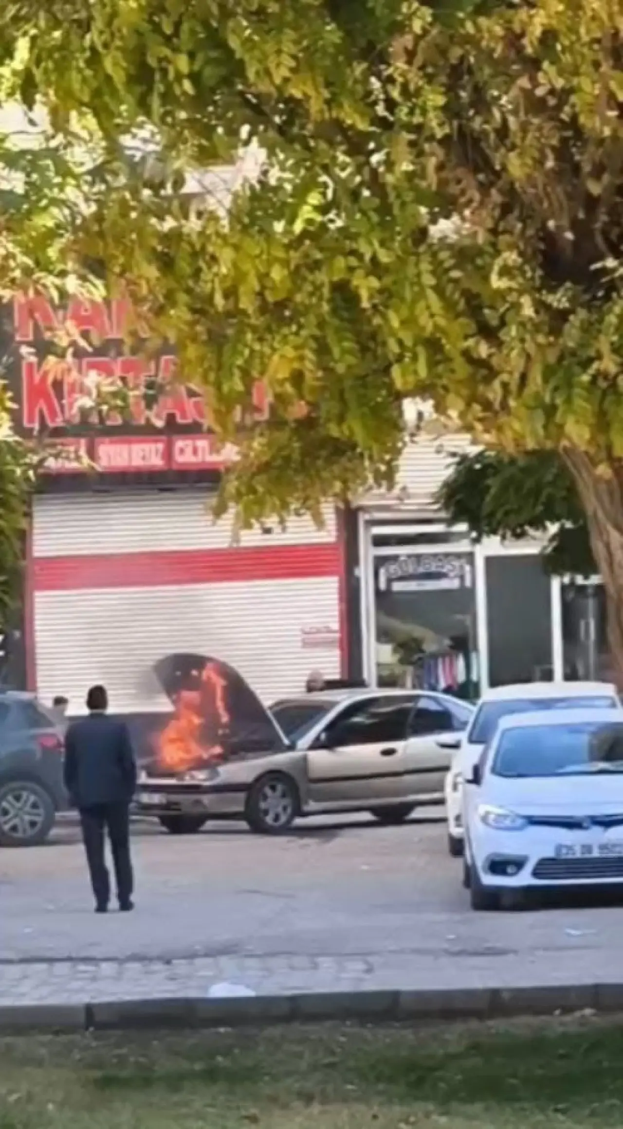 Yolda alev alev yanan araç korku dolu anlar yaşattı! 3