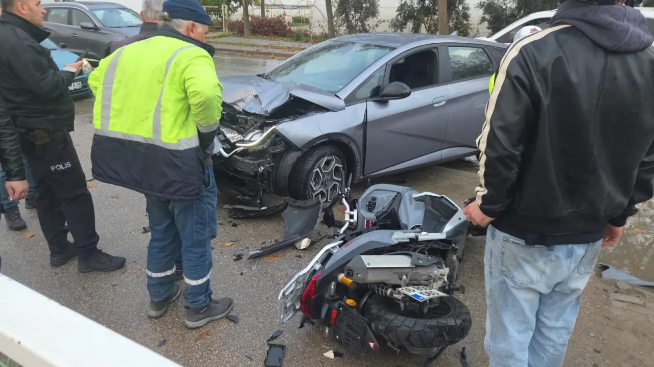 Sabah mesaisi kâbusa döndü! Çarpmanın etkisiyle 30 metre uçtular 1